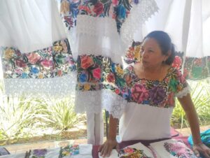 Artesanas yucatecas llevan su talento a la Plaza Grande