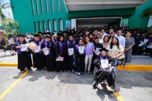Entregan Mara Lezama y Carmen Enedina Rodríguez Armenda, directora de CENEVAL, 181 certificados a mujeres que concluyeron estudios básicos y de bachillerato