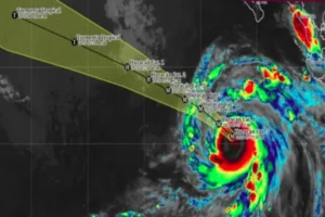 Huracán ‘Genevieve’ se intensifica a categoría 5; prevén fuertes lluvias en estos estados