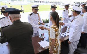 En Veracruz, presidenta Sheinbaum encabeza graduación de cadetes de la Heroica Escuela Naval Militar