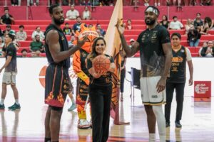 Vive Mara Lezama la fiesta del baloncesto con la afición en el segundo juego en casa de la serie inaugural de «El Calor de Cancún»