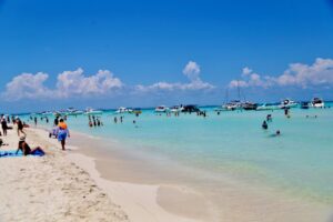 Playas de Isla Mujeres se mantienen limpias, ordenadas y libres de sargazo durante el verano