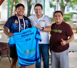 Renán Sánchez Tajonar entrega uniformes al Selectivo Municipal Sub-10 de futbol de Cozumel