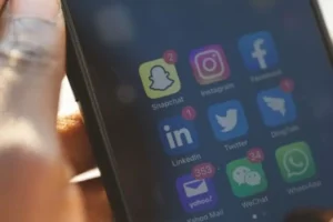 ¿Uso precoz de redes sociales puede afectar rendimiento académico? Esto dice estudio