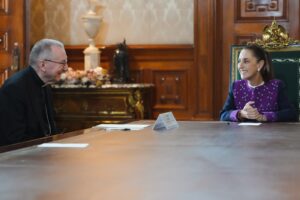 La Presidenta de México Claudia Sheinbaum Pardo habla con canciller del Vaticano de IA y llamados a la paz