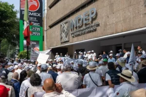 Jubilados de Luz yFuerza del Centro exigen devolución de recortes por la reforma de ‘pensiones doradas’