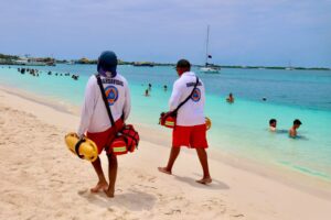Gobierno Municipal mantiene vigilancia permanente con guardavidas en las playas de Isla Mujeres