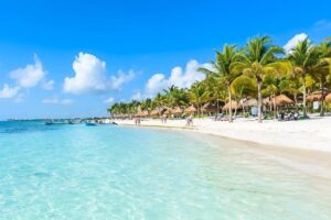 Las autoridades sanitarias revisan hoteles de Quintana Roo por casos de ciclosporiasis