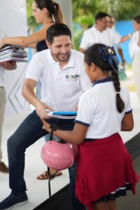 Renán Sánchez Tajonar anuncia el arranque de la entrega de kits escolares en Cozumel