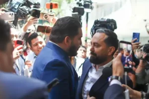 Diputados de Morena y PRI protagonizan altercado a empujones en el Senado (+Vídeo)