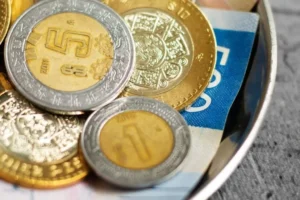 Peso mexicano rompe momentáneamente la barrera de 17 por dólar; Banco Base advierte posible corrección