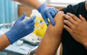 ¿Cómo funciona la vacuna de Moderna y Merck contra el cáncer de piel? ¿Ya está disponible?