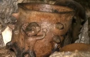 Descubren 179 piezas prehispánicas en una cueva ritual de Chiapas