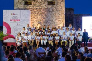 Reconoce Mara Lezama el talento y la aportación juvenil al desarrollo de Quintana Roo con Premio Estatal de la Juventud (+Vídeo)