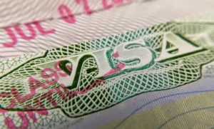 Advierten que EU alista revocación de más de 200 mil visas