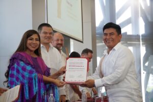 Reconocen talento y tradición de artesanas y artesanos de Yucatán