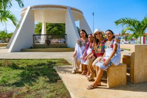 Entregan Mara Lezama y Mary Hernández parque rehabilitado en Tihosuco para fortalecer el tejido social