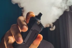 Alerta entre jóvenes: disminuye el cigarro, pero el vapeo dispara el consumo de nicotina
