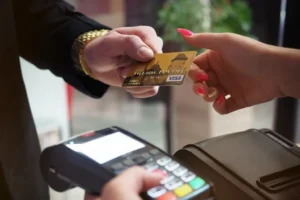 ¿Pagas con tarjeta? Profeco aclara quién debe pagar la comisión al usar tarjeta de crédito o débito