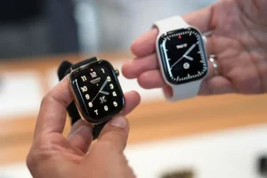 Apple dota a sus relojes de inteligencia de audio para rebobinar charlas y resumir el día
