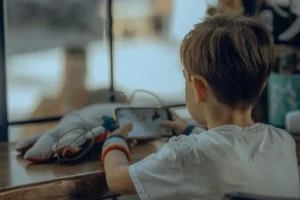 Tecnologías digitales sí generan daños a la salud, estudio justifica tomar medidas inmediatas