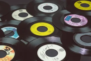 Discos de vinilo resurgen entre jóvenes mexicanos como resistencia al ‘streaming
