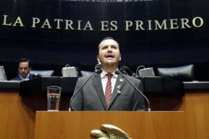 El Senador, Paco Carrillo reconoce el liderazgo y el trabajo en la comisión de Turismo a Gino Segura (+Vídeo)