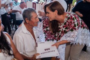 Transforman Mara Lezama y Ana Paty Peralta la vida de 460 familias de Benito Juárez: les entregan su título de propiedad (+Vídeo)