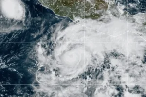 Trudy se intensifica a huracán categoría 1 este jueves, conoce su ubicación