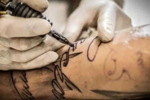 Una tinta para tatuajes hace que solo se vean después de aplicarles luz