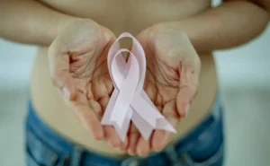 ¿Cuáles son las señales de alerta del cáncer de mama?; esto explica un oncólogo